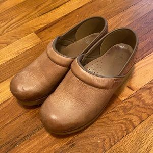 Light brown/tan Dansko clogs